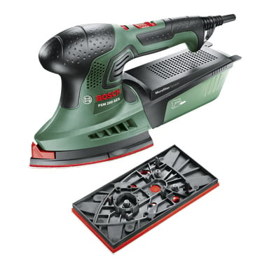 Der Bosch Multi-grind PSM 200 AES Elektroschleifer hat ein grün-schwarzes Design, dargestellt mit einem abnehmbaren Schleifpad. Sie ist mit einer Staubabsammelbox ausgestattet und verfügt über einen markanten roten Einschaltknopf.