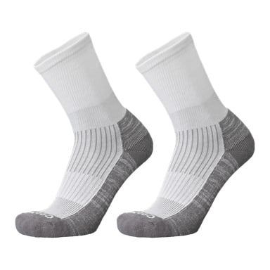 Ein Paar Bluewear Sports Socken sind nebeneinander ausgestellt, mit crew-langen weißen Rippenoberteilen und grauen Abschnitten an Fuß und Zehen. Das Wort "cool" ist auf den Zehen sichtbar.