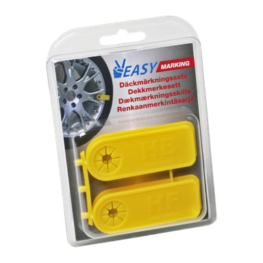 En detaljhandelspakke med Easy Marking Tire merkingssett 4 pakker inneholder fire gule plastmerkingsmerker for hjul, hver merket med HB og HF, med en etikett og et bilde av et bilhjul i bakgrunnen.