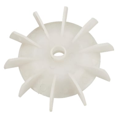 En vit plastmotorkylfläkt med ett centralt hål och flera jämnt fördelade böjda blad arrangerade i en cirkel.