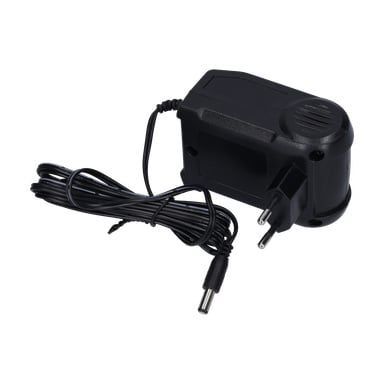 En svart AC-adapter har en europeisk tvåpolig kontakt och en lång kabel som slutar i en cylindrisk kontakt.