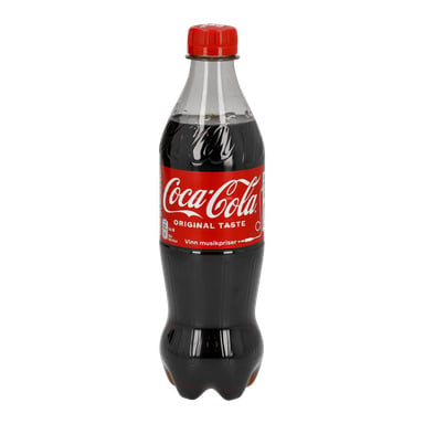 En 500 ml Coca-Cola plastflaska med röd kapsyl och en röd etikett med Coca-Cola-logotypen och "Original Taste." Den oöppnade flaskan innehåller mörk läsk.