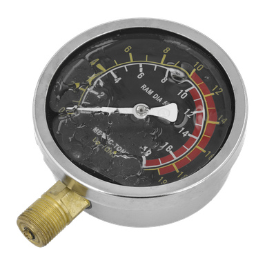 En metallbeklädd Workshop pressmanometer med en mässingskontakt har ett skadat, immat glaslock som döljer dess markerade mätaryta.