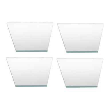 Cztery przezroczyste, trapezowe szklane podstawy lamp słupowych ustawione są w siatce dwa na dwa. Każdy z nich zwęża się do płaskiej, turkusowej podstawy.