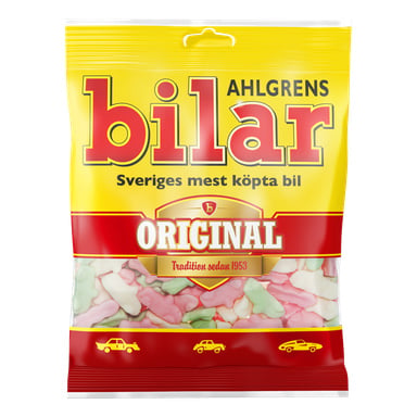 En gul och röd Cloetta Ahlgrens Bilar Original-väska märkt "Sveriges mest köpta bil", med pastellrosa, vita och gröna bilformade gummies genom ett transparent fönster.