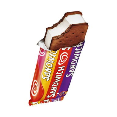 Osittain paketoitu jäätelövoileipä, jonka kirkkaassa, värikkäässä pakkauksessa näkyy nimi "Sandwich". Sisällä kermaista vaniljajäätelöä on puristettu kahden suklaakeksin väliin.