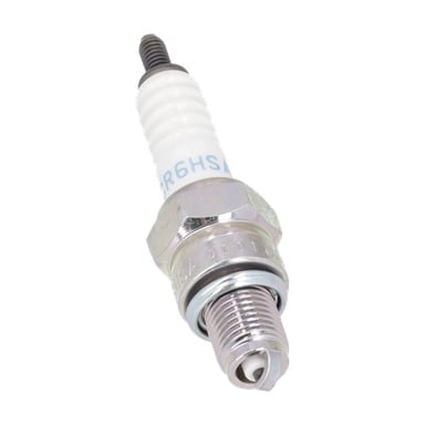 Närbild på ett tändstift med metallgängad bas, vit keramisk isolator och exponerad elektrodspets.