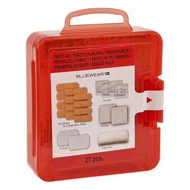 Bluewear First Aid Kit 21 Pieces to czerwone plastikowe pudełko z etykietami i obrazkami przedstawiającymi dołączone przedmioty z przodu. Zestaw zawiera różne bandaże klejące, gazy i inne niezbędne materiały pierwszej pomocy.