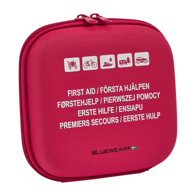 Bluewear First Aid Case z 31 elementami — czerwona sakiewka na zamek z napisem i ikonami przedstawiającymi podróże, jazdę na rowerze, wędrówki, biwakowanie i samochody. Logo Bluewear oraz mała szwedzka flaga są pokazane na dole.