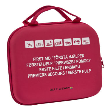 Czerwona apteczka z uchwytem i napisem First Aid w wielu językach oraz białymi ikonami wskazującymi różne zastosowania, takie jak kemping, żeglarstwo i podróże. Marka Bluewear pojawia się na dole.