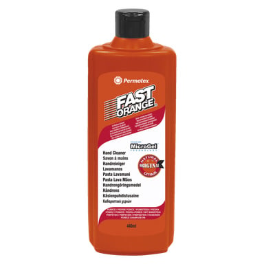440 ml oranssi pullo Permatex Hand Cleaner Fast Orange -väriä MicroGelillä, jossa on musta korkki ja tuotetiedot etiketissä.