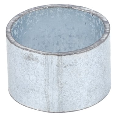 En cylindrisk metallhylsa för en hjulaxel med ihålig mitt, texturerad silverfinish och ojämn övre kant.