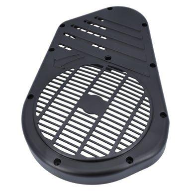 Ett svart plastventilskydd med ett cirkulärt galler, horisontella springor, kantskruvhål och en luftströmningsriktning.