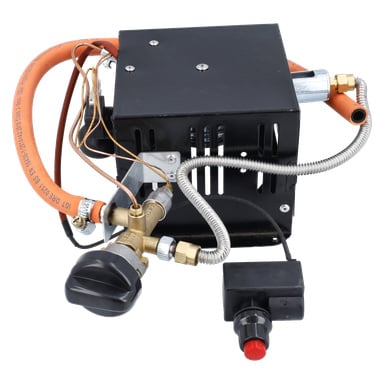 Pilotbrännare med gasberedare med svart kontrollbox, ventilationsspår, orange/silverfärgade slangar, mässingsventiler och rödknappad svart låda.