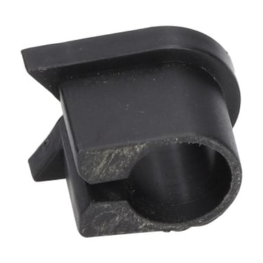 Svart plastbussing på bakakselen med et sylindrisk hull og flate kanter, som viste riper og slitasje.