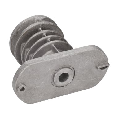 En metalldel med knivfeste gressklipper med en ribbet sylinder, oval base, to hull og en sentral rund åpning; uferdig utseende.