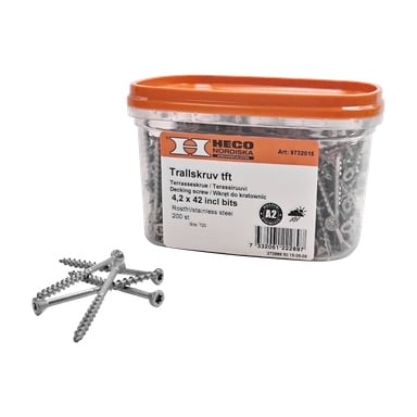 En gjennomsiktig plastbeholder med oransje lokk inneholder Heco Decking rustfrie stålskruer. Etiketten viser produktdetaljer. Fire skruer ligger foran beholderen.