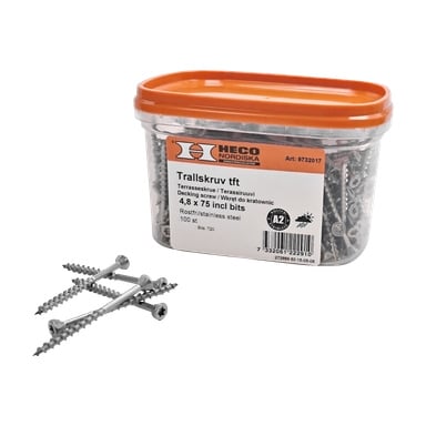 En plastboks merket "Heco Decking screw" inneholder skruer i rustfritt stål som måler 4,8 x 75 mm, med noen skruer plassert foran boksen. Etiketten inneholder ulike produktspesifikasjoner.