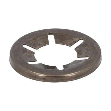 En närbild på en mörk metallbricka med hjullås i cirkulär form och flera inåtvända flikar runt dess centrala öppning.