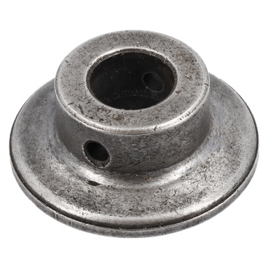 Nærbilde av en Outer Flange-bushing snøblåser med hovedhull, to mindre sidehull og en synlig slitt, ripete metallfinish.