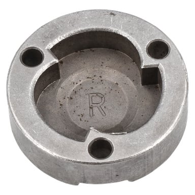 En sirkulær metall snøfreser hjullås med tre hull, et innskåret senter med "R" og en slitt, flekkete finish.