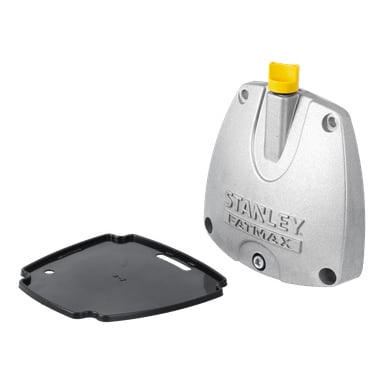 En silver- och gul oljepanna med en oljepinne står upprätt bredvid dess svarta lossna lock.