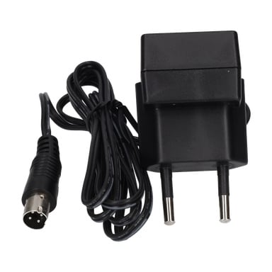 En svart nätadapter med ett europeiskt uttag och en ansluten kabel som slutar i en trestifts cirkulär kontakt.