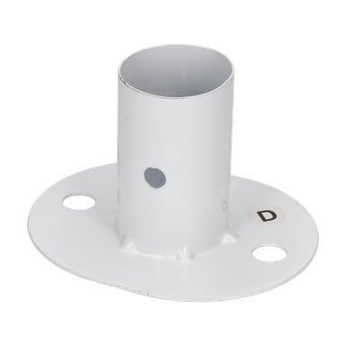 Ett vitt cylindriskt metallfäste med en platt oval bas, två runda monteringshål, ett litet sidohål och en "D"-klisterlapp på basen.