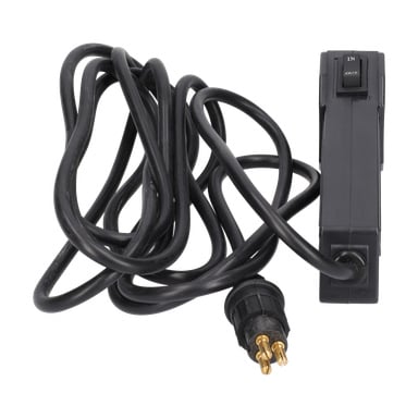 En spiralad svart kabel för ett elektriskt vinschhandtag har en trestiftskontakt i ena änden och en strömbrytare märkt IN och OUTPUT i den andra.