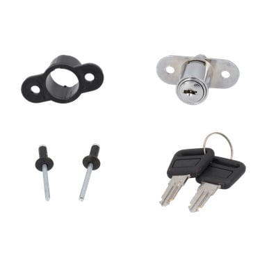 Låsdraget har ett litet svart och silverfärgat lås, två metallnitar med svarta lock, ett svart fäste och två nycklar på en nyckelring.