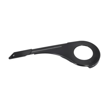 Svart plastkedjeskydd för elcykel med en rund ände och en smal, förlängd förlängning på motsatt sida.