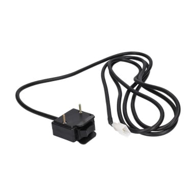 En svart strömkabel för en elektrisk vinsch med styrhandtag, med tvåstiftskontakt och vit kontakt i motsatta ändar, löst lindad.