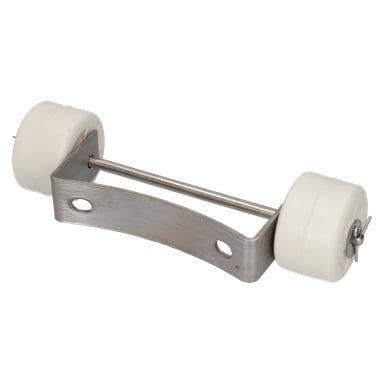 En metallaxel med böjd platt fäste håller vita cylindriska hjul i båda ändar, tryggt fastsatta med metallbeslag.