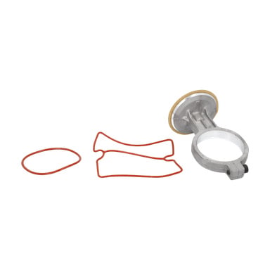 Tre röda packningar och en metallmembranmontering med beige centrum, alla delar från kolvkompressorn, är prydligt arrangerade.