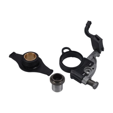 Oljepumpe F. 001880/014898 har en svart plastbrakett med metallinnsats, buet montering med skrue og en liten metallforing.