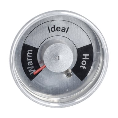 En metallratt termometer rökugn med sektioner märkta Varm, Ideal och Varm; nålen pekar mot Warm.