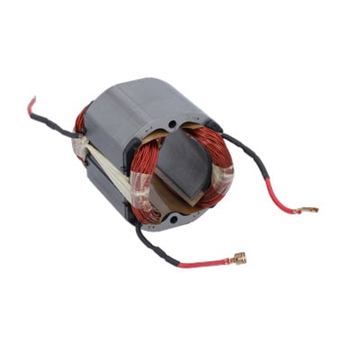 Närbild av ett bord såg en stator visa exponerade kopparlindningar och två elektriska ledningar, en röd och en svart, som sträckte sig ut.