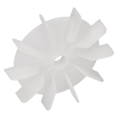Närbild av en kylfläkt-träklyvare visar en vit plastimpeller med flera vinklade blad fästa runt en central nav.