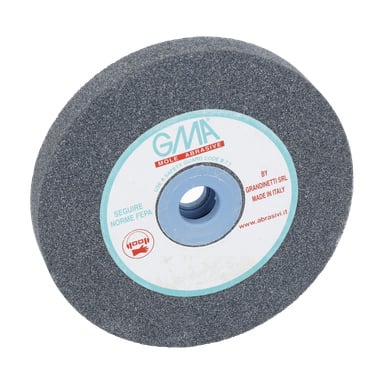 En grå slipskivslipare med ett blått hål i mitten och en vit etikett med "GMA Abrasive", "Made in Italy" och teknisk information.