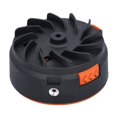 Ett svart och orange runt trimmerhuvud har ett centralt hål, vinklade åsar på toppen, en metallport på sidan och en orange reglage för reglagare.
