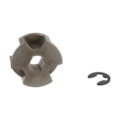 Ett drivhjul med låsande motorsåg, tre utstickande delar och en hexagonalig metallform finns bredvid en liten svart C-klämma.