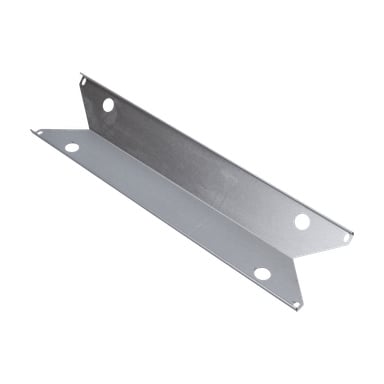 Flame Guard F. 012388 har ett silverfärgat metallfäste, fyra runda hål, en snedvriden mittpunkt och upphöjda kanter på varje sida.