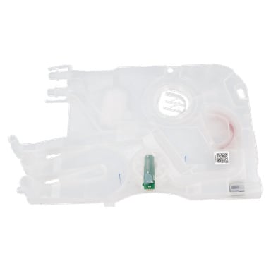 En genomskinlig plastbehållare för Ventilation F. 018208 med flera cylindriska utskott, en grön del och en QR-kod ser mekanisk ut.