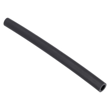 Utloppsröret F. 018208 är ett svart, lätt böjt cylindriskt gummirör med öppen ände.