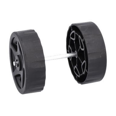 Wheel Cpl W. Axle F. 016131 har to svarte plasthjul—ett med stjernekjerne, ett med solid eike—koblet sammen med en metallaksel.