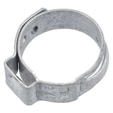 Närbild av Clamp 502 F. 018208, som visar en metallöronklämma med en präglad kod, rundband och upphöjd åtdragningssektion.