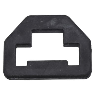 Svart, platt, oregelbunden plast- eller gummipackning märkt Holder F D. Wash Pump F. 018208 med en stor mittutskärning och hackade kanter.