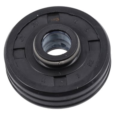 Den svarta, cirkulära Shaft Seal F. 018208 har en metallfjäder i sin inre ring och upphöjda siffror och bokstäver på gummit.