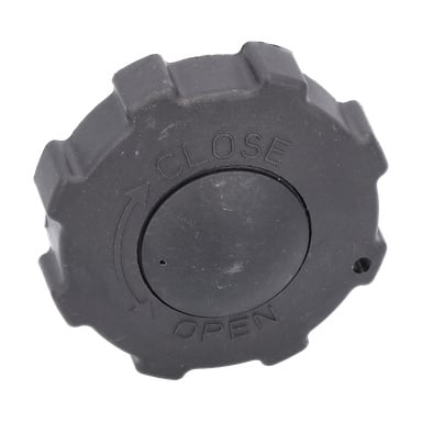 Svart plastfyllnadslock F. 013433/013434 med hackade kanter, upphöjda STÄNG- och ÖPPEN-etiketter samt riktningspilar.