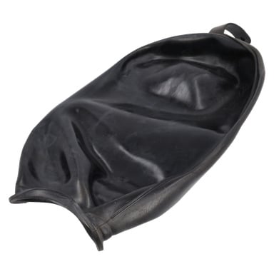 En svart, urluftad gummiinnerslang från en membranhydroforpump, med blank finish och synliga veck, ligger platt.